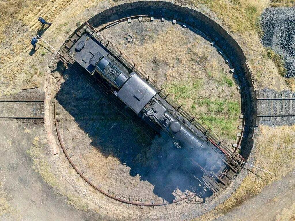 Паровоз на поворотном круге. Круг разворотный железная дорога. Поворотный круг Железнодорожный. Поворотная платформа для поезда.