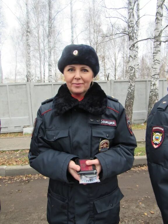 инспектор по делам несовершеннолетних с детьми. старший инспектор по делам несовершеннолетних. инспектор по делам несовершеннолетних в полиции. форма сотрудника пдн. несовершеннолетний и полиция.