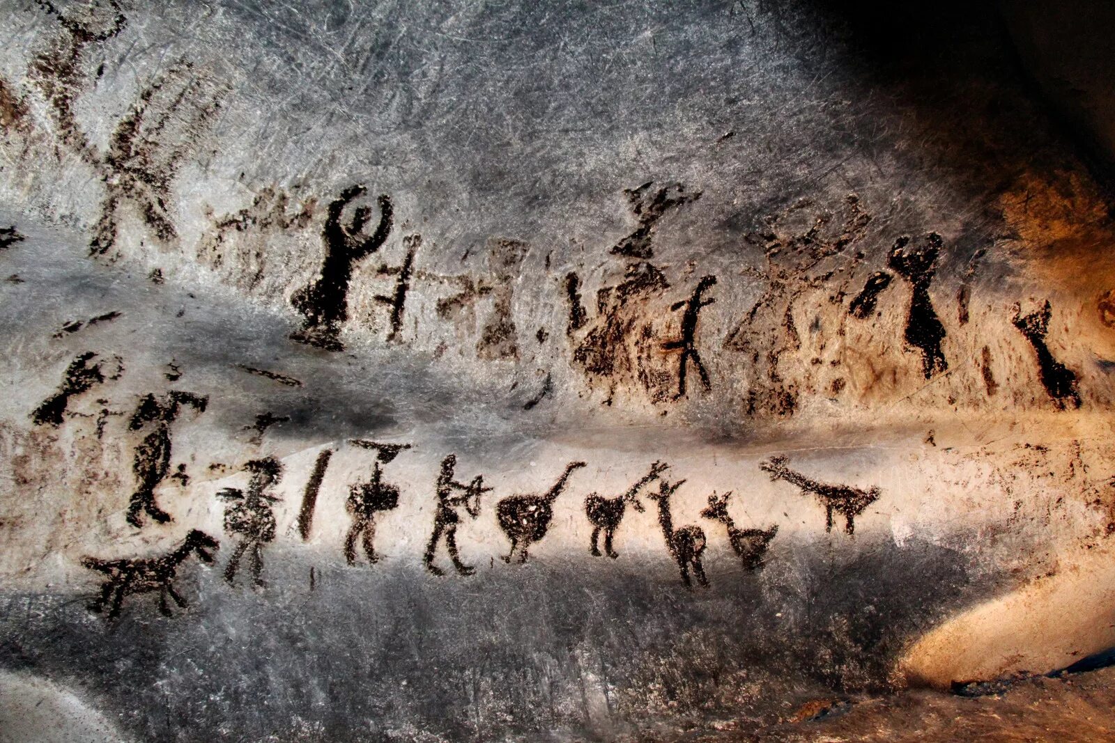 Мамонт пещера руффиньяк. Наскальная живопись в горах тадрарт-акакус. Наскальная живопись бушменов неолит. Пещерная наскальная живопись южной африки. Пещера петроглифы.