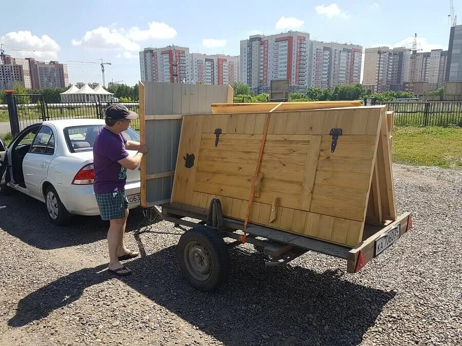 Перевозка на дачу москва. Дачные перевозки. Везу дачный туалет на прицепе. Перевозка дачный туалет на крыше машины. Как перевозят дачного туалета.