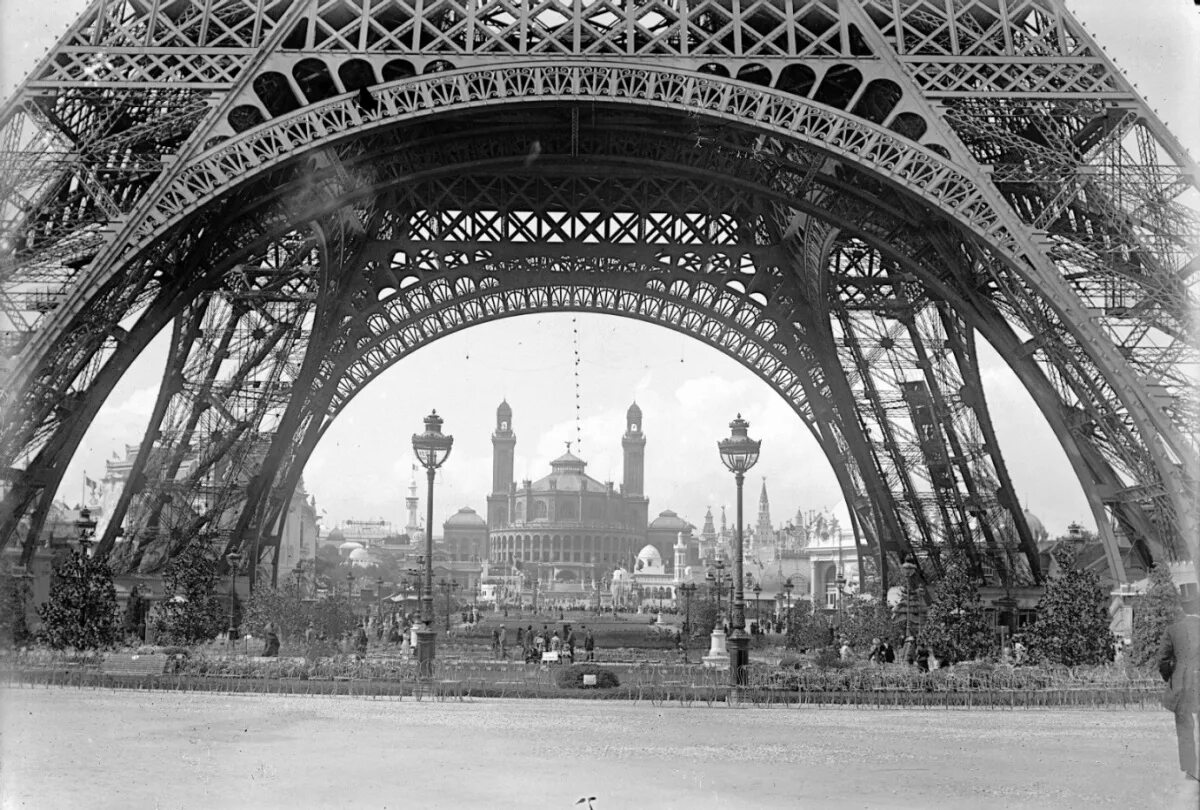 Всемирная выставка 1900 года в Париже. Эйфелева башня 1900 год. Выставка 1900 года в Париже Эйфелева башня. Эйфелева башня в Париже 1889 год.