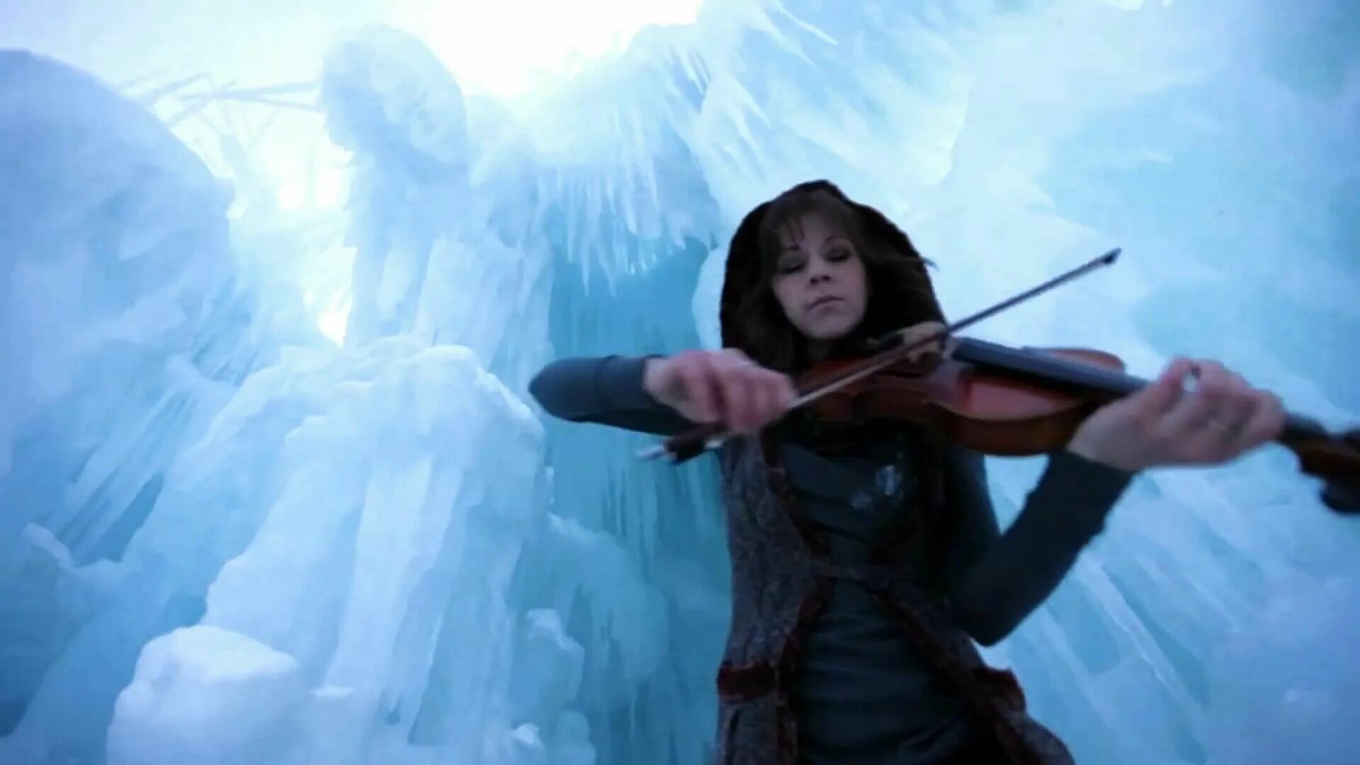 He plays the violin better. Линдси Стирлинг. Линдси скрипка. Линдси Стирлинг кристалайз. Lindsey Stirling Crystallize.