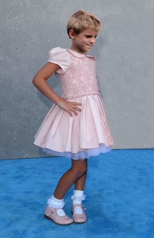 Boy wear dress. Boy платье. Мальчики в платьях девочек. Мальчик в девчачьем платье. Мальчика переодели в платье.