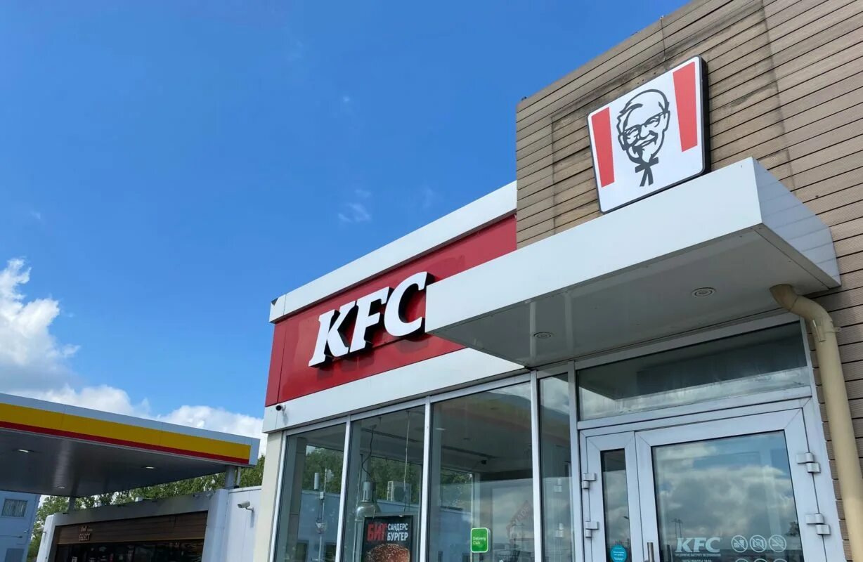 Кроссовки фаины семеновны ялта kfc. KFC ресторан. KFC фасад. КФС здание. КФС фасад здания.