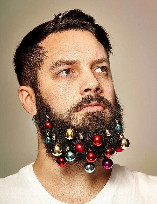 Елочные игрушки для бороды. Новогодняя борода. Необычные стрижки бороды. Борода с игрушками. Украшают мужика