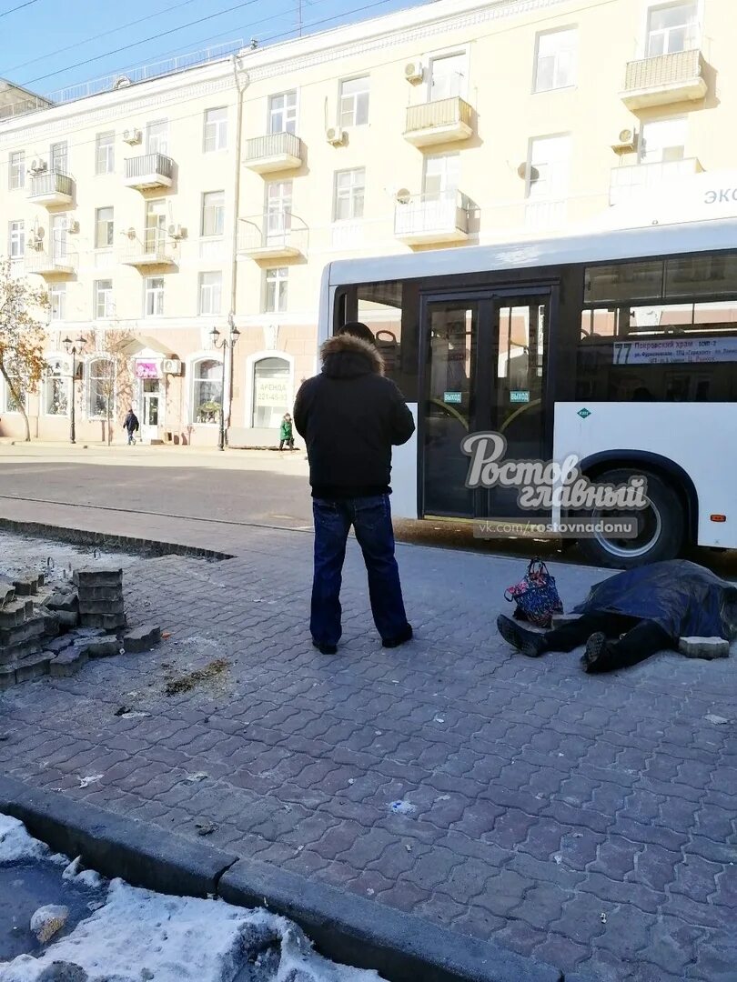 Мужчина умер на остановке. Бомж на автобусной остановке.