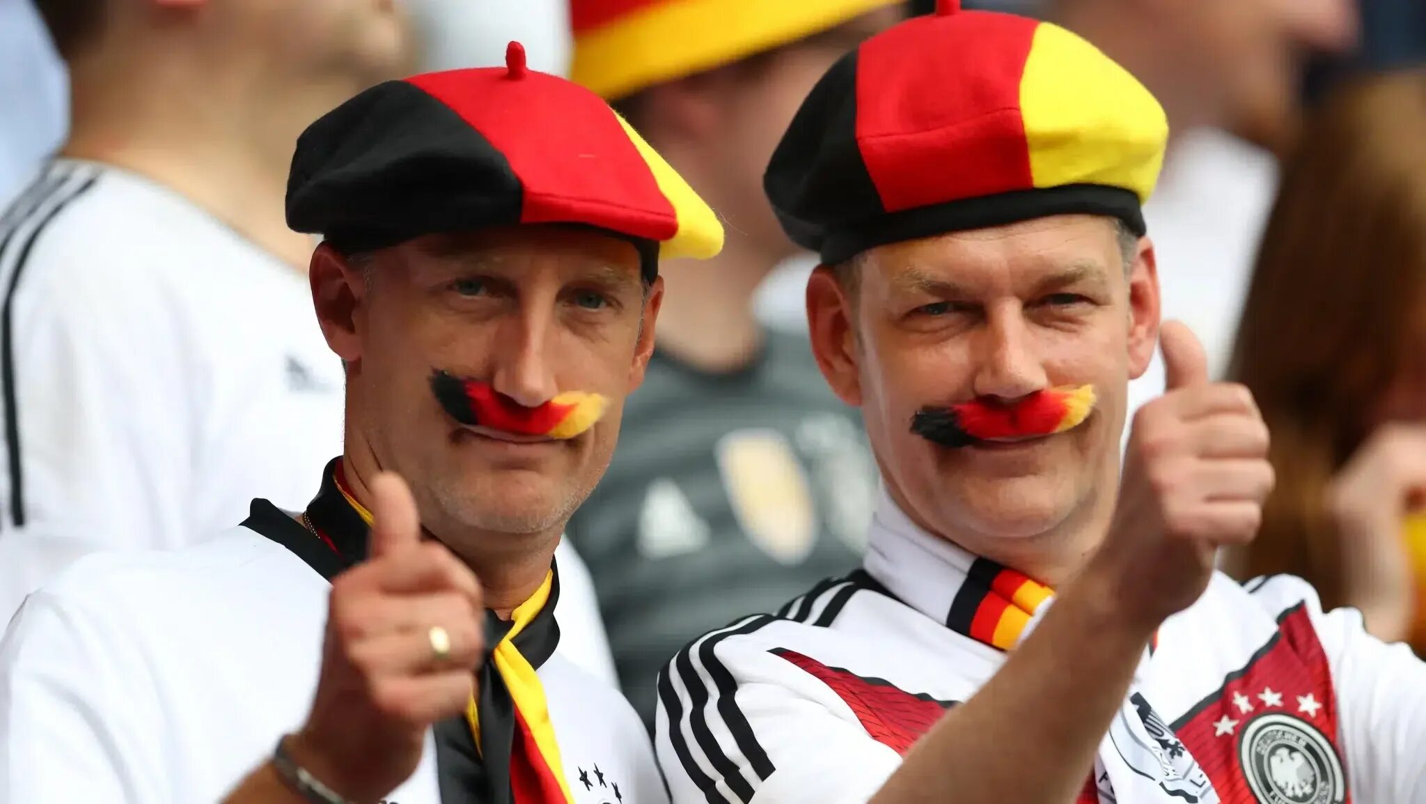 Немцы удивляют. Радостный немецкий солдат. Солдат немецкий фашист. Гауптман ваффен сс. Немецкий солдат в каске.