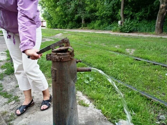 Пачку водокачку. Ручной водяной насос для скважины. Ручной насос для скважины. Ручная водяная колонка. Самодельный насос для откачки воды.