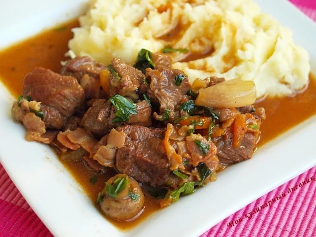 Гуляш из говядины с картофельным пюре. Толченка с гуляшом. Картофельное пюре с мясом. Пюре с гуляшом из свинины. Гуляш с пюрешкой.