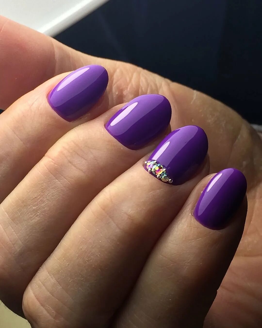 Сиреневые короткие ногти дизайн. Фиолетовый маникюр. Фиолетовые ногти. Фиолетовый маникюр 2021. Фиолетовый маникюр на короткие.