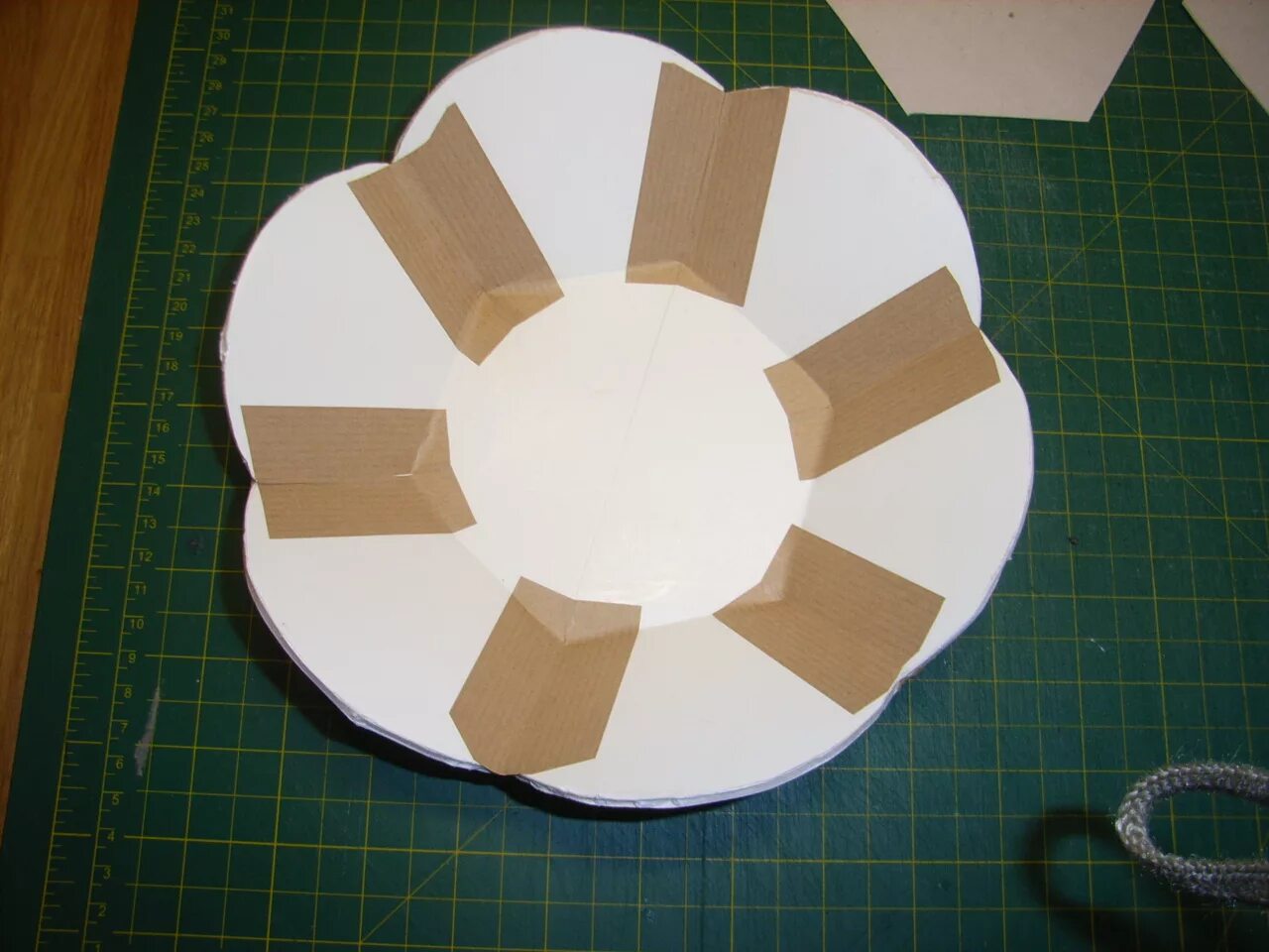 Тарелка из бумаги. Картонные тарелки своими руками. Папье маше из тарелки бумажная. Как сделать бумажную тарелку. Оригами тарелочка.