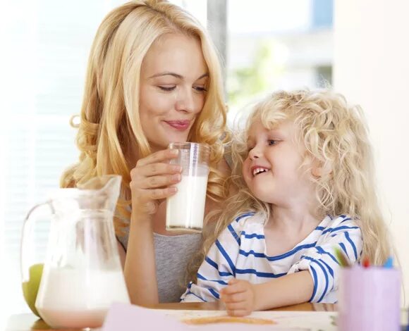Мама молока пить. Ребенок пьет молоко. Семья пьет молоко. Молоко для детей. Мама с дочкой пьют молоко.
