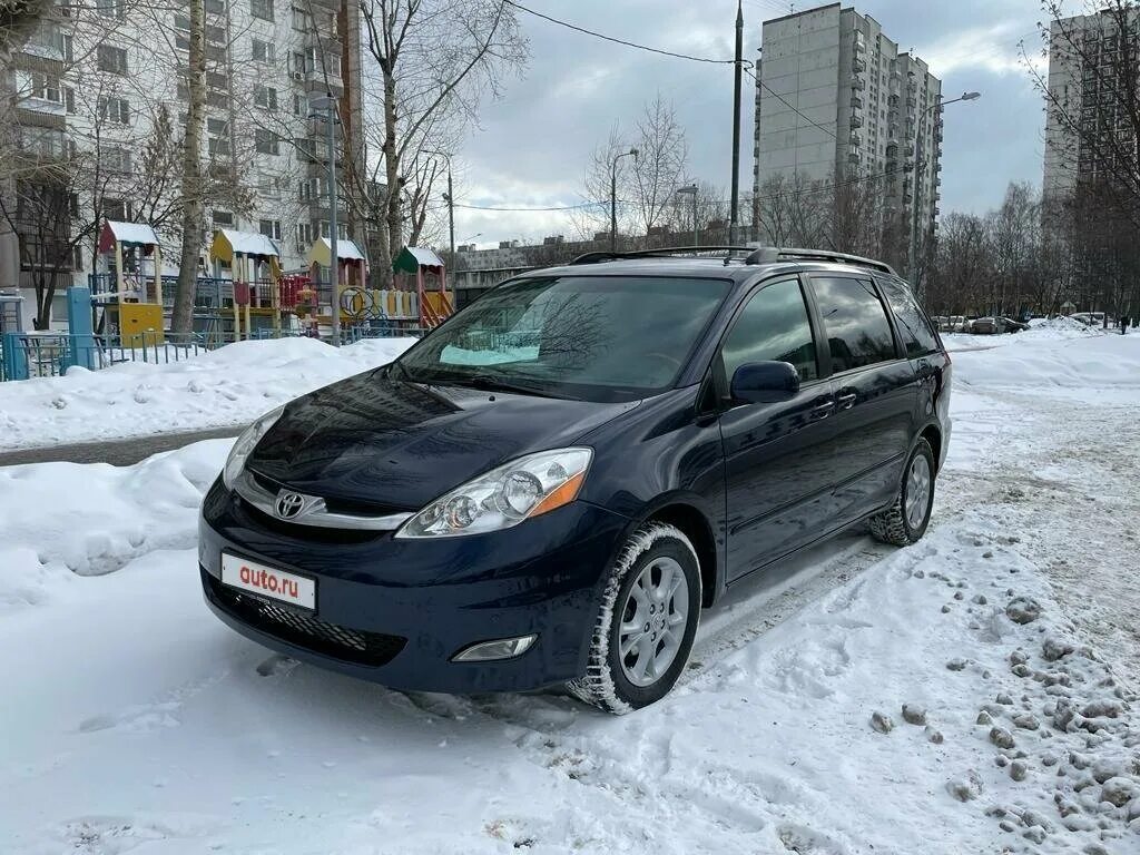 Toyota Sienna 2 на парковке. Тойота с номером 215.