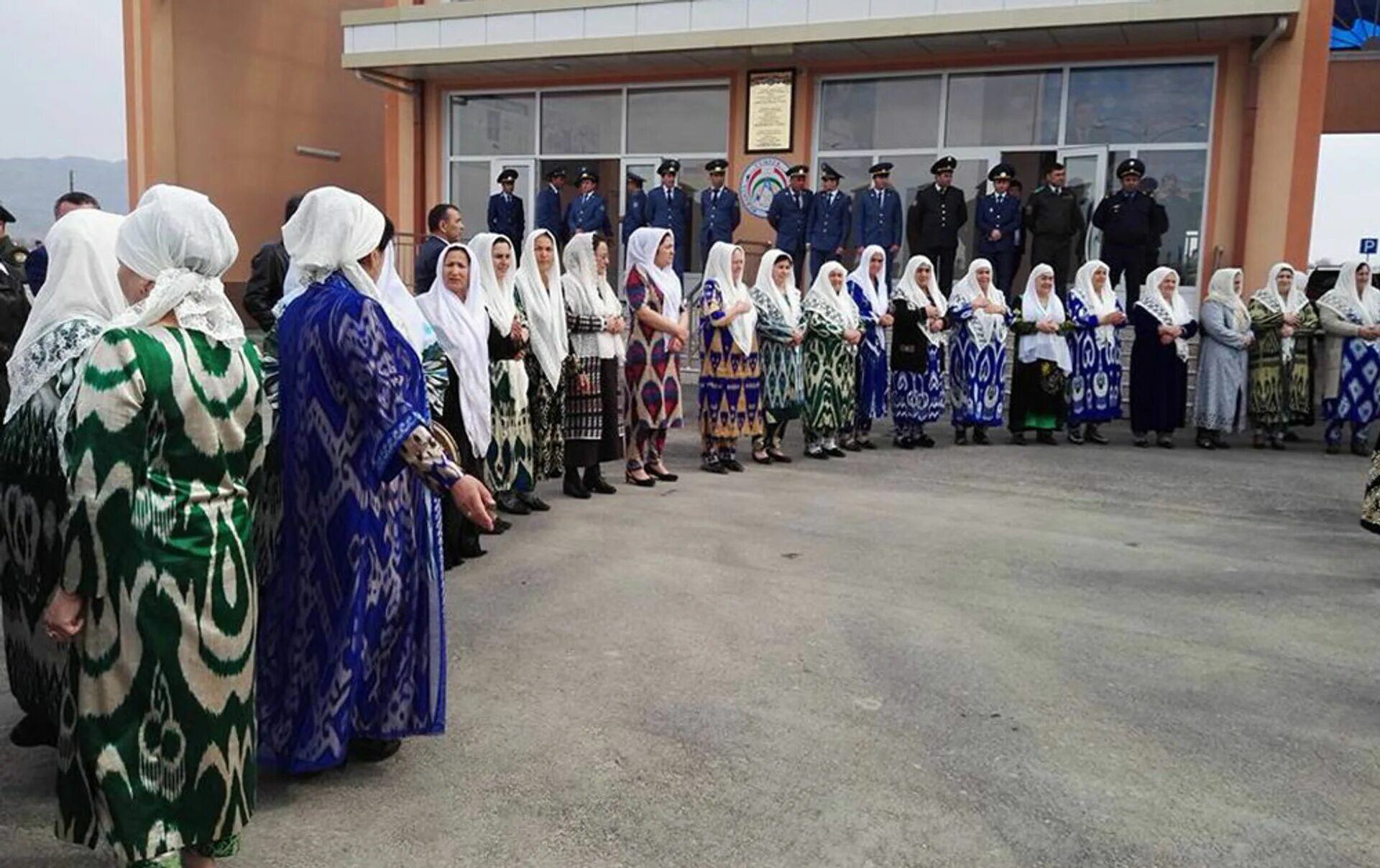 Самарканд гранитса Таджикистан. Граница Пенджикент и Самарканд. Пенджикент Таджикистан граница. Граница Таджикистан Пенджикент и Узбекистан.