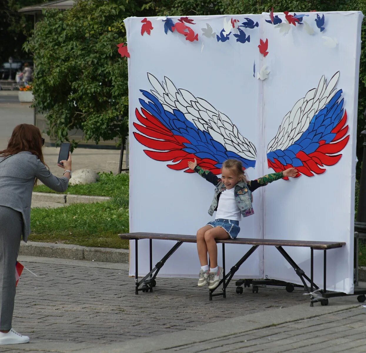 Фотозона на день России. Фотозона на день российского флага. День флага России. Празднование дня флага. Флаг россии для улицы