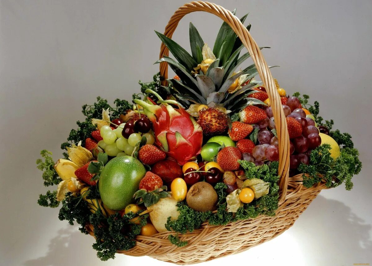 Корзина с фруктами. Композиция из фруктов в корзине. Корзина с фруктами и цветами. Красивые фруктовые корзины.