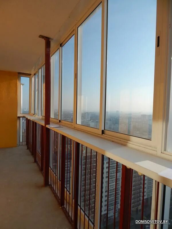 Остекление балконов застройщиком. Пластиковая лоджия. Панорамный балкон. Остекленный балкон. Остекление балконов застройщиком.