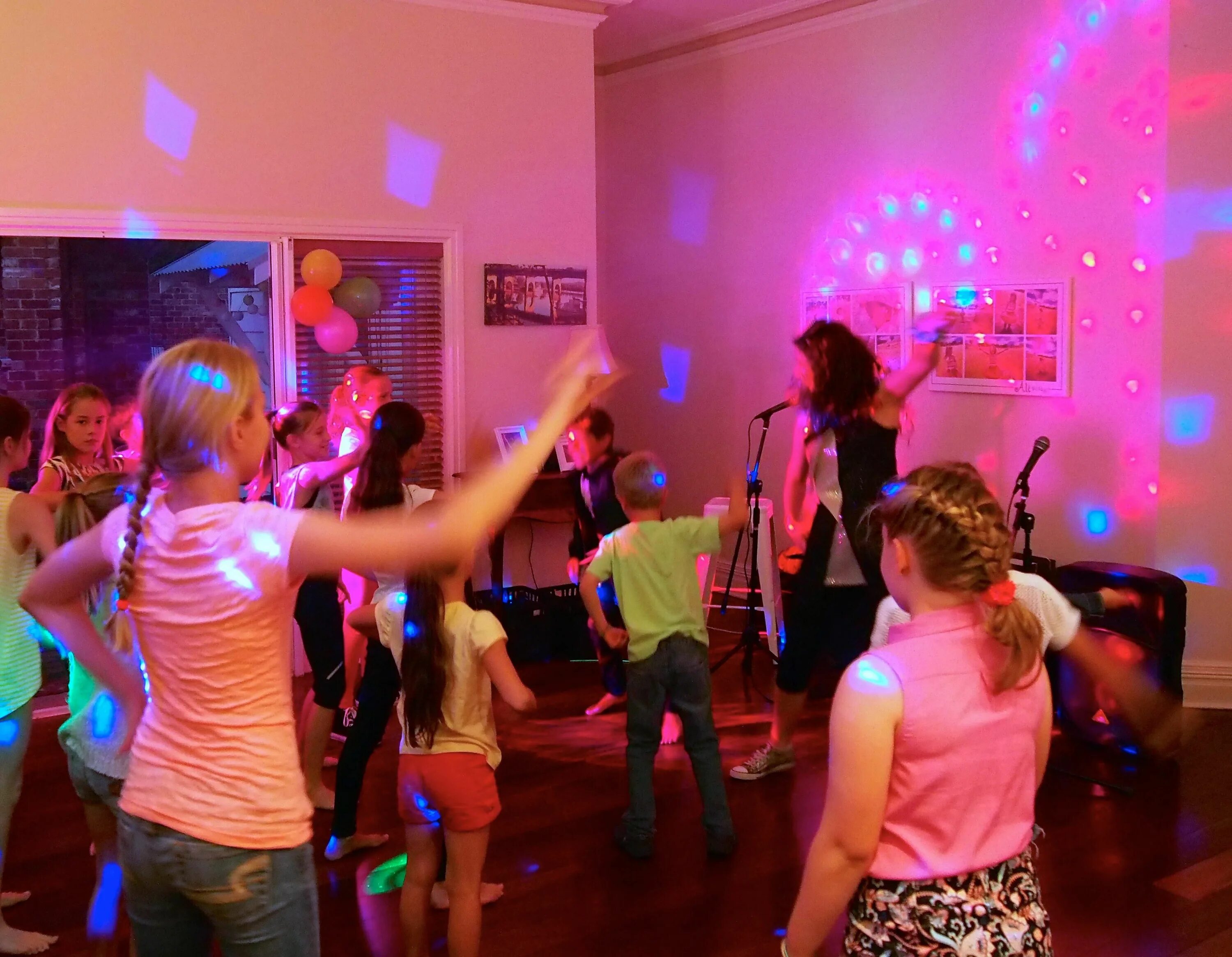 Играет disco