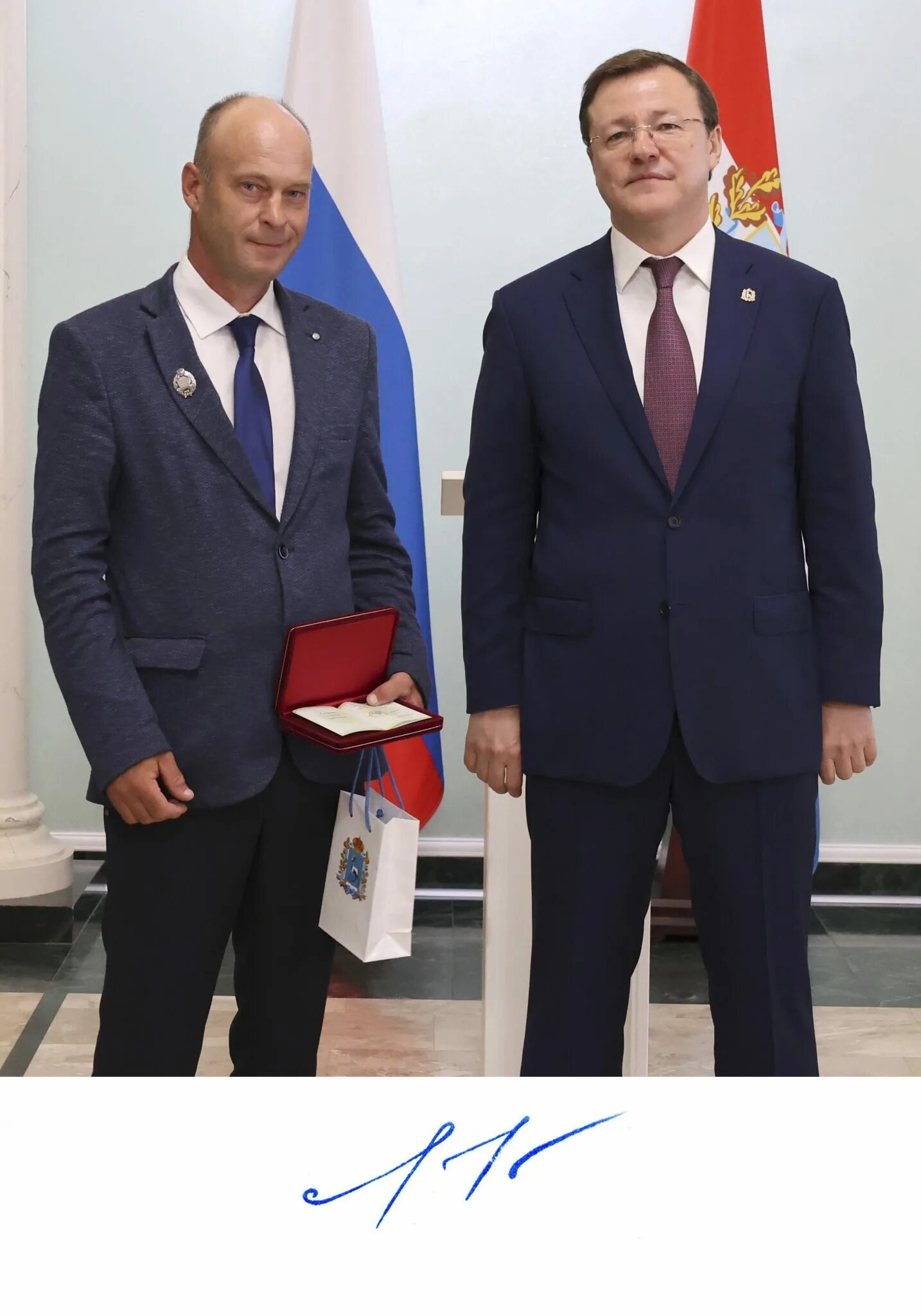 самара награждение женщин. выпускники самарской финансовой академии г. азаров вручает награду. самара награждение. заслуженный учитель россии 2022.