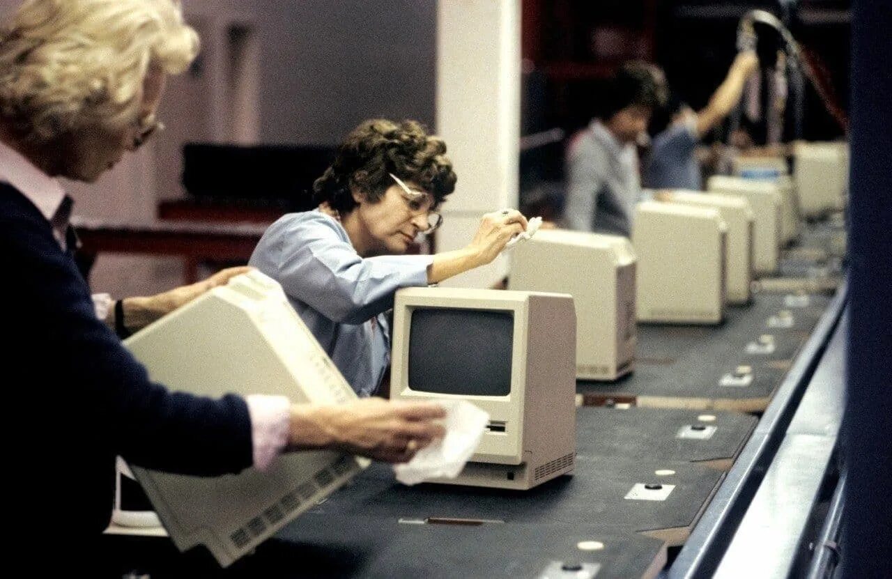 Apple 1984. Компьютеры в 90 е годы. Шапки 90-х годов. Ясенево 2000 рынок. Россия в 90-е питер тернли.