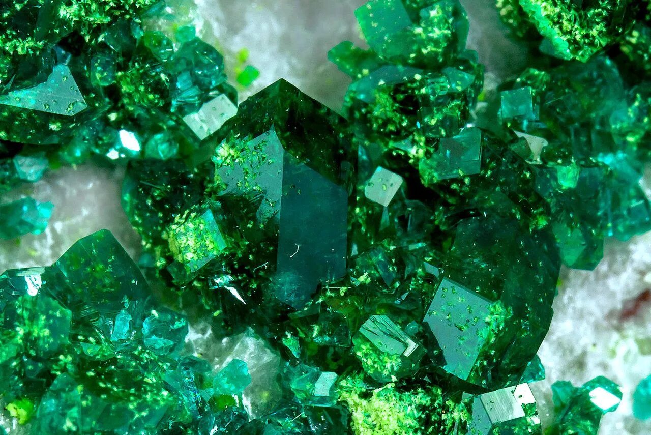 Минерал зелено голубого цвета. Эмеральд изумруд. Смарагд изумруд. Зеленый камень полудрагоценный изумруд. Зеленый минерал Кристалл полудрагоценный.