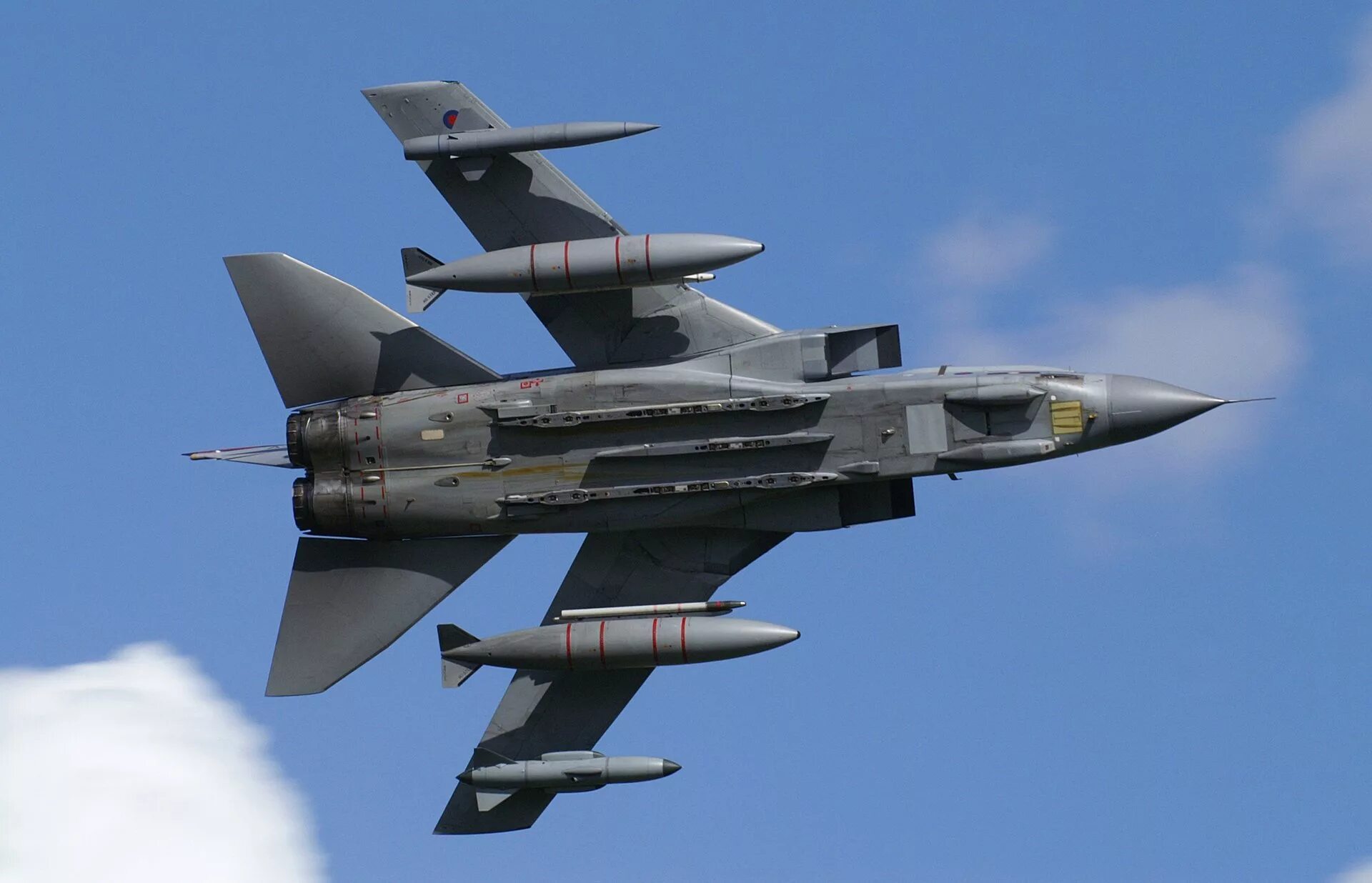 Panavia Tornado gr4 вооружение. Самолет военный. Военные самолеты с ракетами. Ракета истребителя.