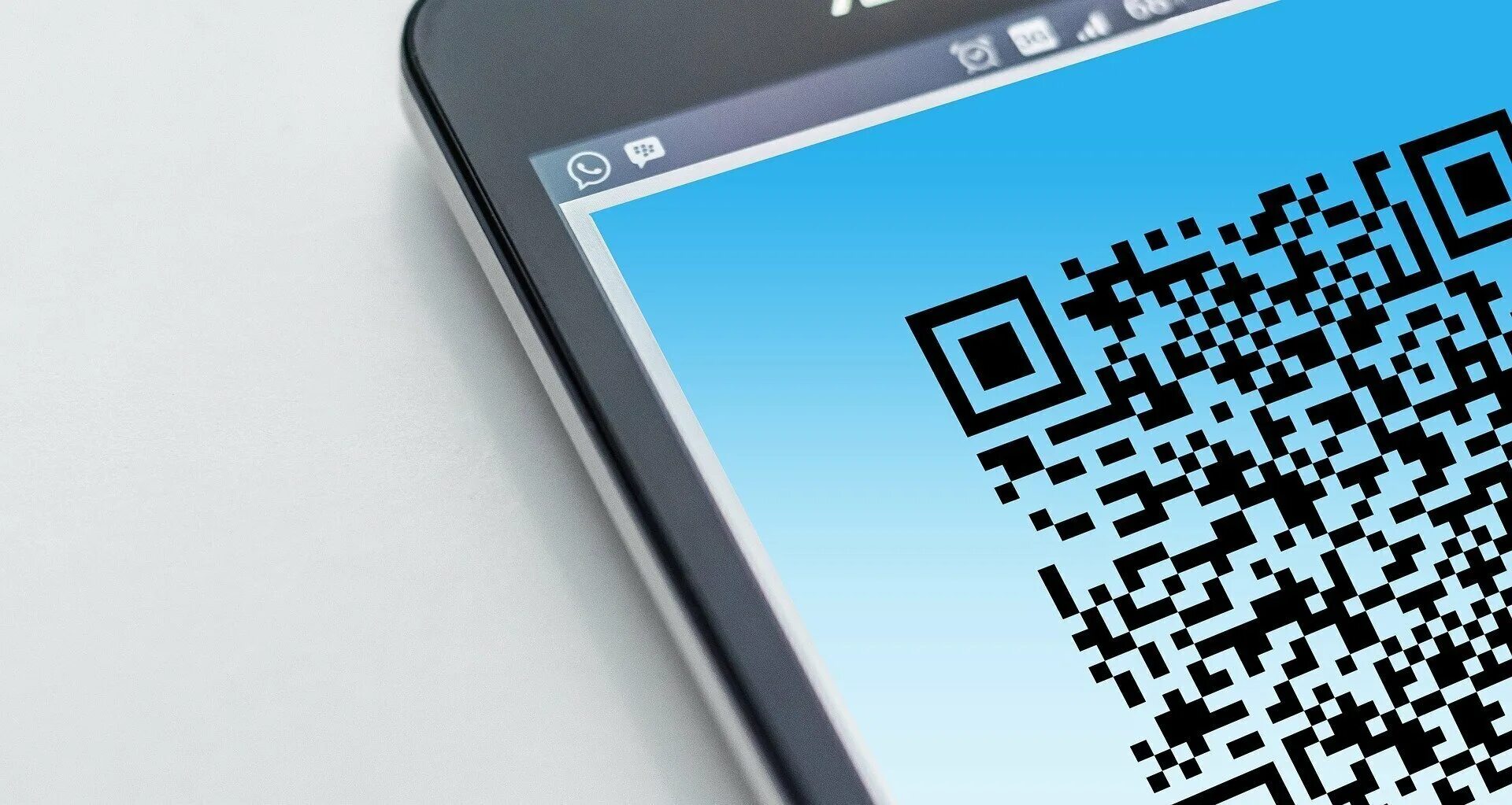 QR код. Смартфон QR код. Идентификация по QR коду. Мошенничество QR коды. Отменен qr код