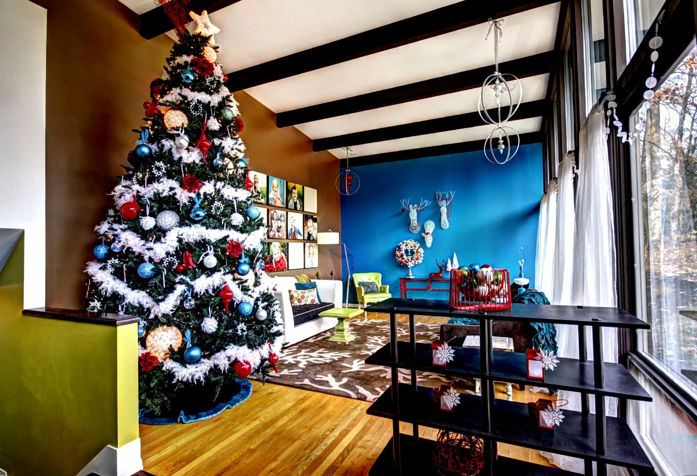 Новогодние украшения для дома. Декор новогоднего стола. Новогодний декор. Украшение комнаты на новый год. Описание нового года оформление.