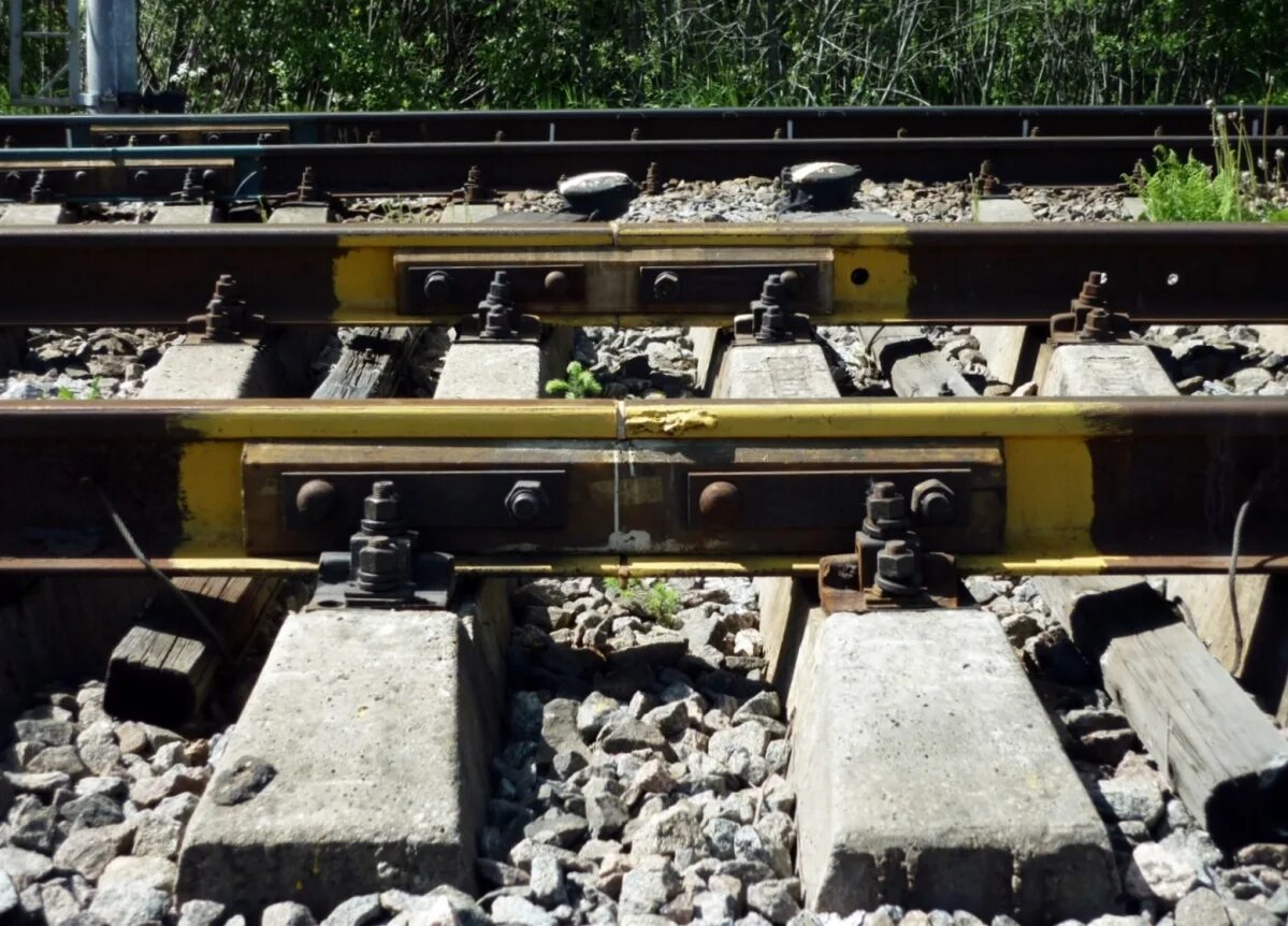 Изолирующий стык рельсов жд. Изолированный стык жд. Изолирующий стык апатэк. Изолированный стык жд. Накладка апатэк р65вп цп499 композитная.