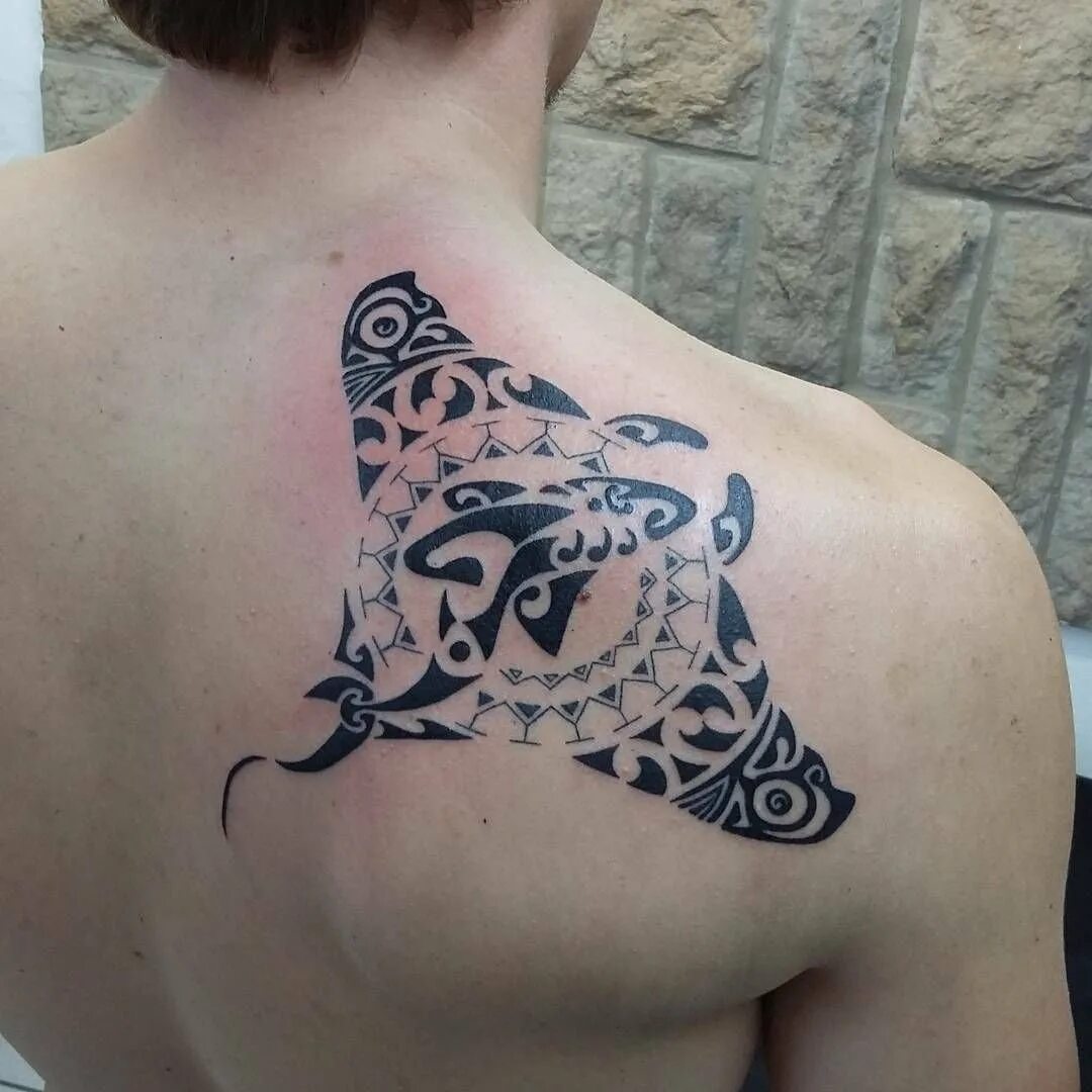 Тату скат полинезия на спине. Полинезия скат на спине. Тату маори скат. Полинезийский скат тату. Скат маори.