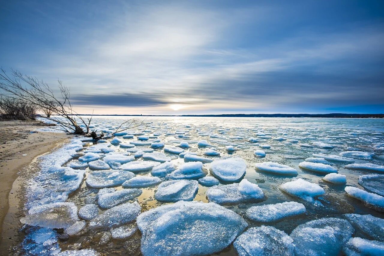 Океан покрытый льдом. Озеро Эльтон. Эльтон Волгоградская область. Озеро Эльтон зимой. Таяние льда на Байкале.