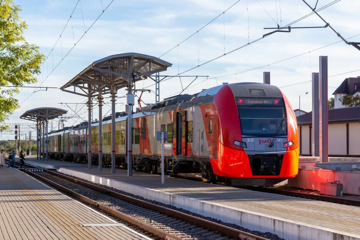 Электричка кутузово новое зеленоградск. Зеленоградск новый станция. Электропоезд. Железный дорожный транспорт. Эс2г.