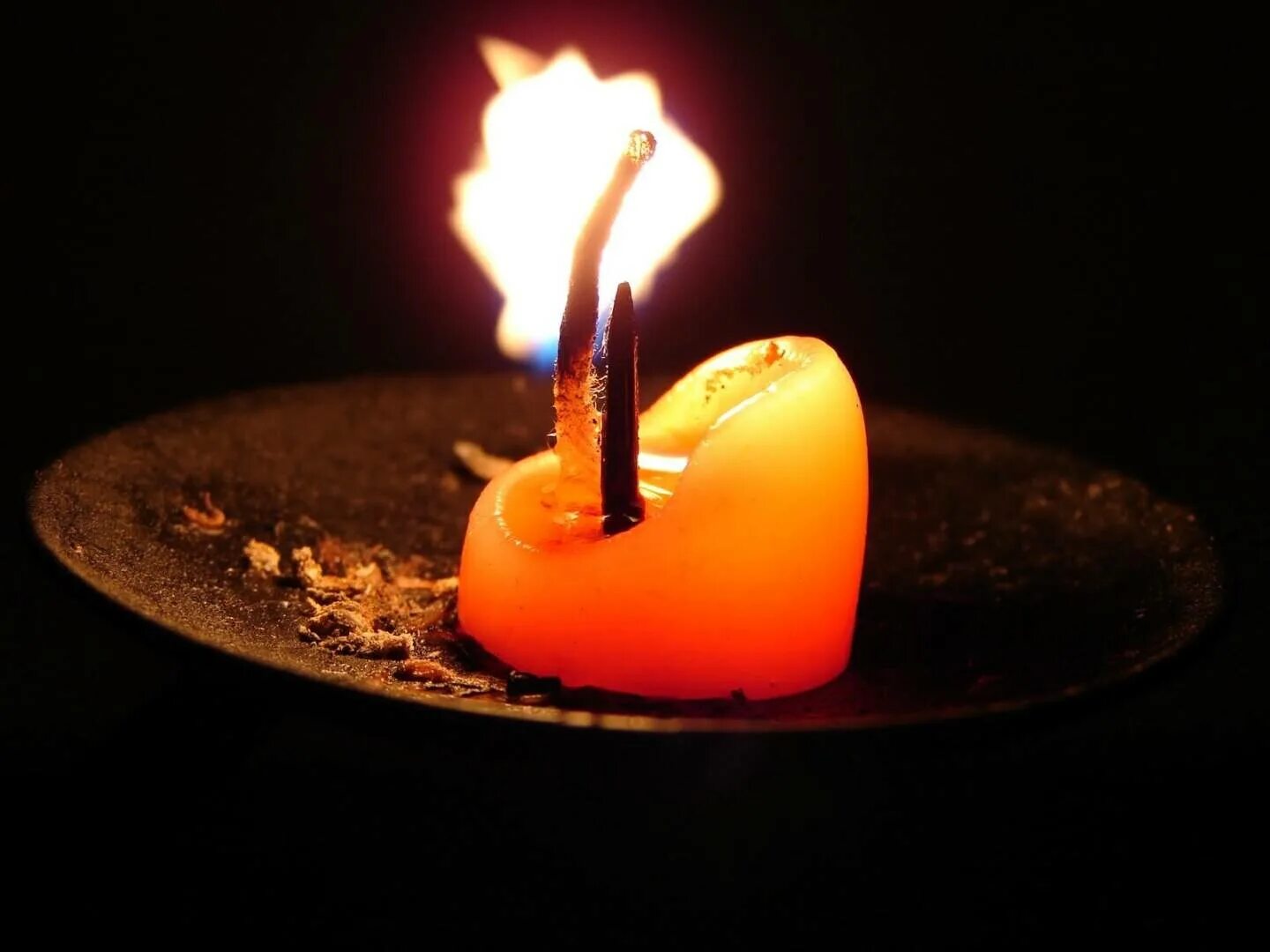 Свечка картинка. Огарок свечи. Обгоревшая свеча. Свеча горела. Свечной огарок.