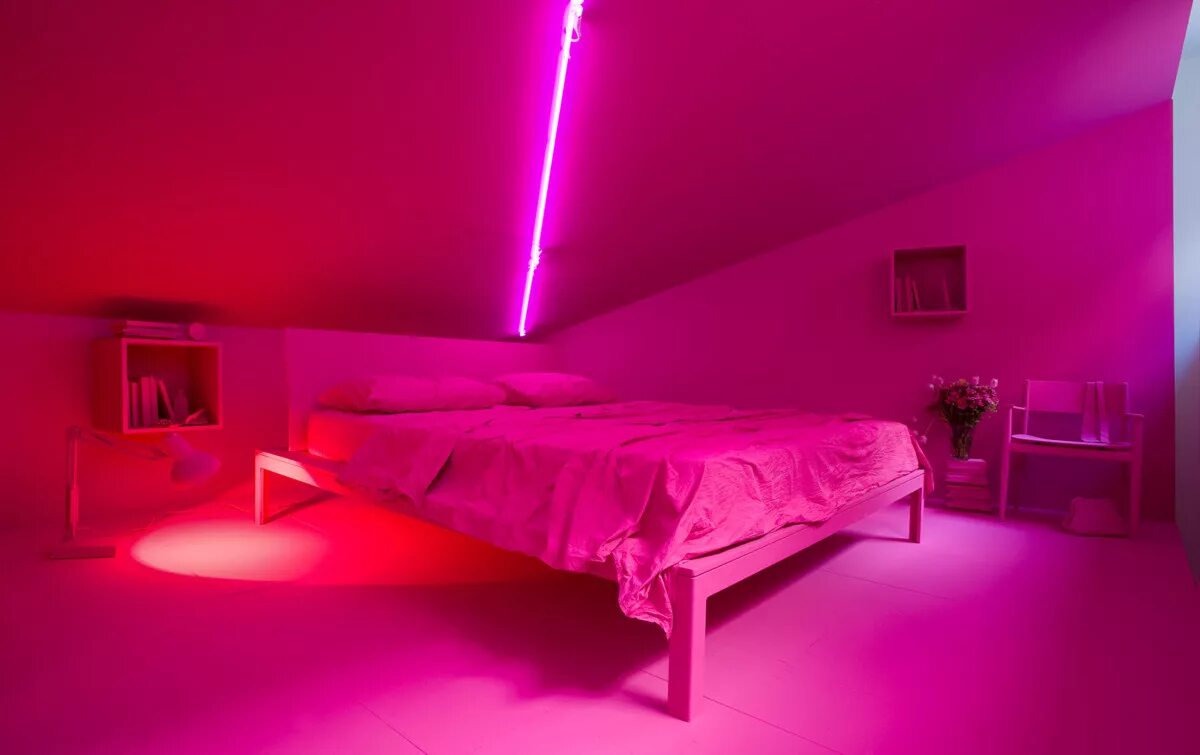 Розовый свет спать. Неоновая комната. Комната с розовой подсветкой. Неоновая подсветка для комнаты. Неоновая подсветка розовая.