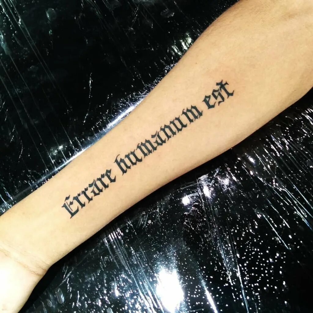 тату надписи. татуировка любви достойна только мама. достоин на латыни. тату надпись спасибо маме за жизнь. тату надпись на локте.