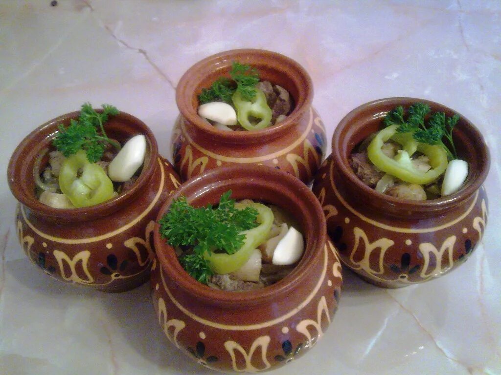 говядина с картошкой в горшочках в духовке по старорусски. горшочки без сыра. мясо в горшочках с картошкой в духовке. петровское мясо в горшочках. горшочки без сыра.