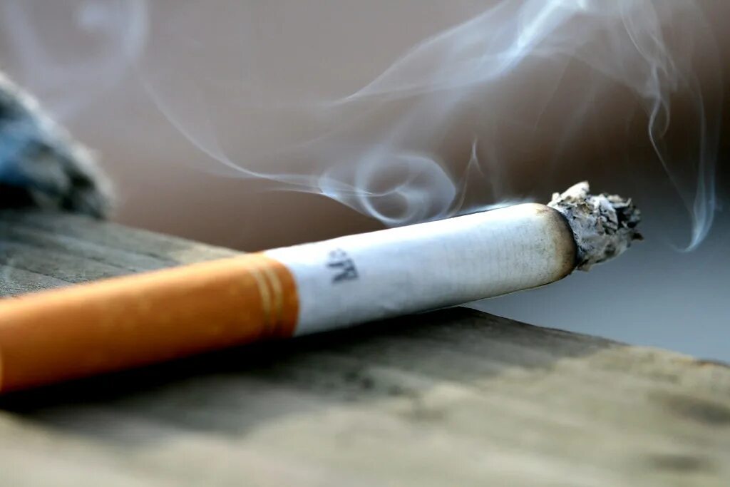 Вновь сигарета. Красивые сигареты. Сигареты на столе. Сигарета чб. Сигареты лежат на столе.