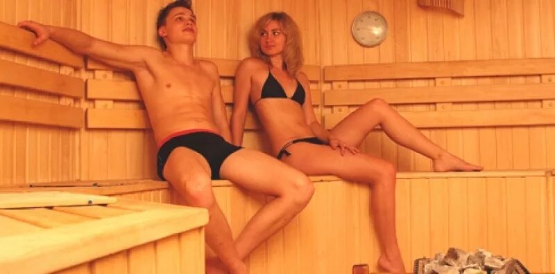 Сауна мужчины. В сауне семейными парами. Баня. Встреча в сауне. Жена с другом в сауне.