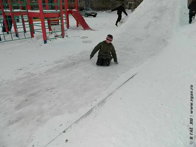 Снежные горки для детей. Сноутюбинг шерегеш. Зимняя горка шипка. Деревянная снежная горка. Ледяные горки во дворе.