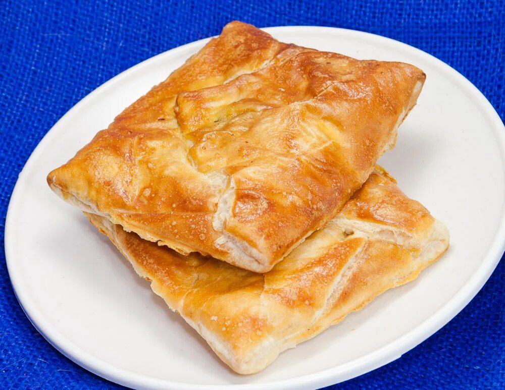 хачапури со слоеным тестом рецепт. хачапури с сыром в духовке из слоеного дрожжевого теста. хачапури со слоеным тестом рецепт. аджарский слоеный хачапур. хачапури со слоеным тестом рецепт.