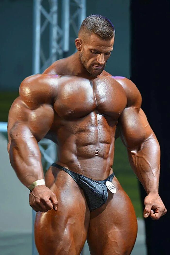 Человек с самой большим членом. Большие мускулы. Большие мышцы. Огромные бодибилдеры.