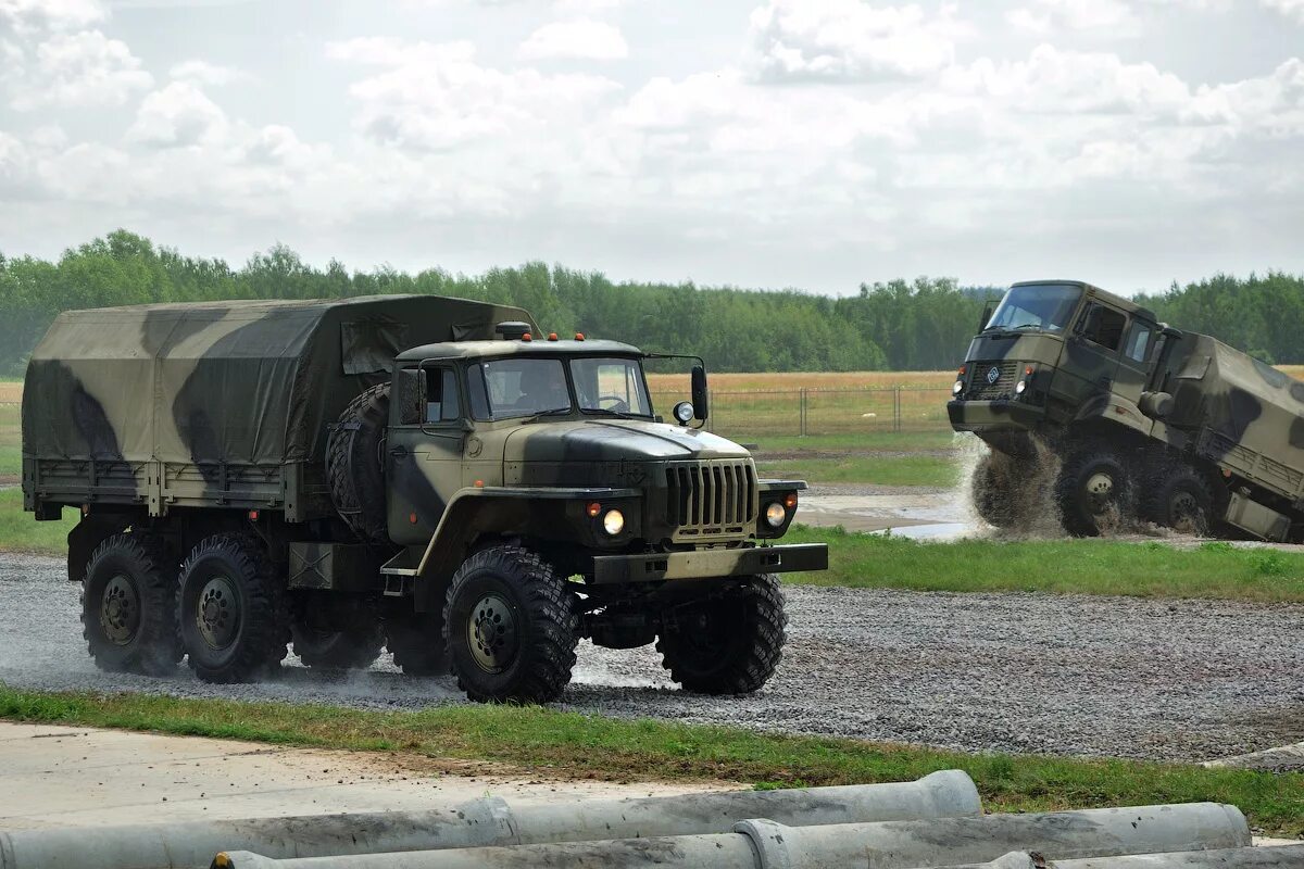 Флаг автобата автомобильные войска. Автобат камаз. Флаг автобата автомобильные войска. Российские автомобильные войска. День военного автомобилиста.