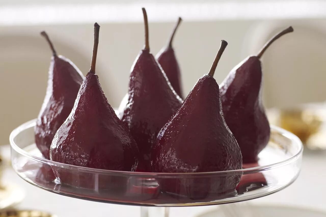 Пряная груша. Пряная груша. Груша в вине. Десерт с грушей с обжигом. Груши в вине десерт.