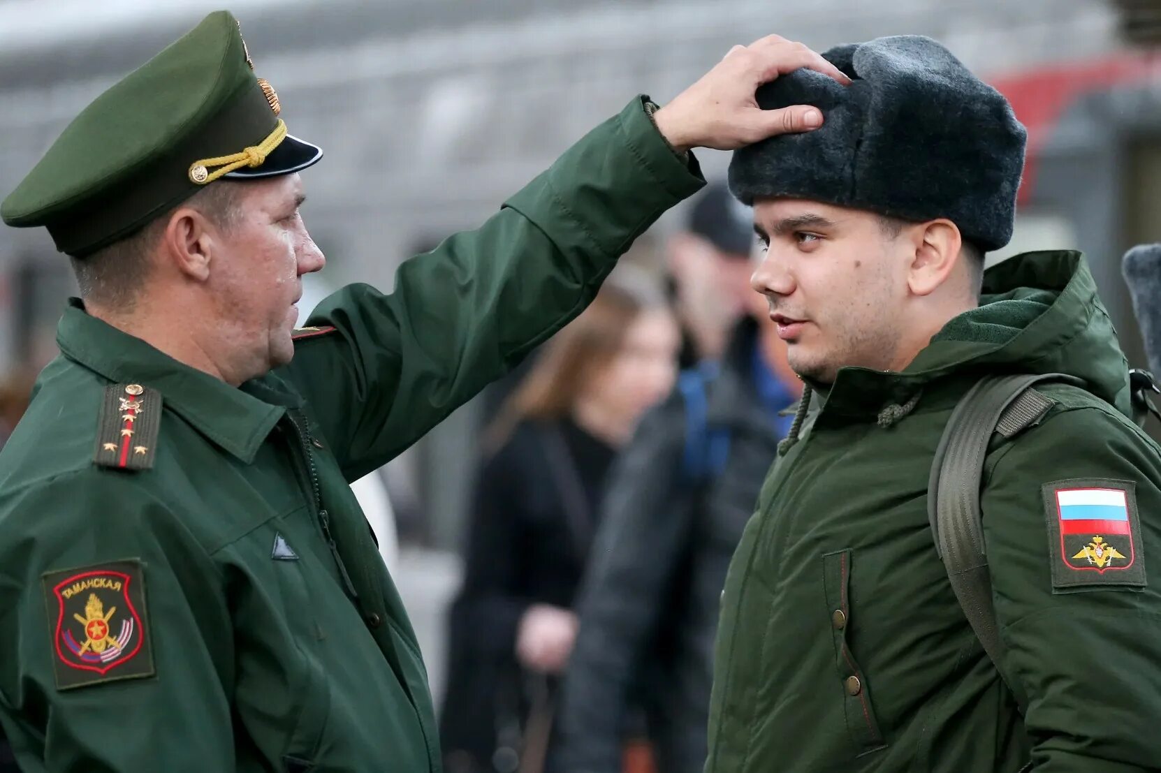 Российская военная служба. Военнослужащие России. Военный командир. Российские военнослужащие. Военнослужащий и командир.