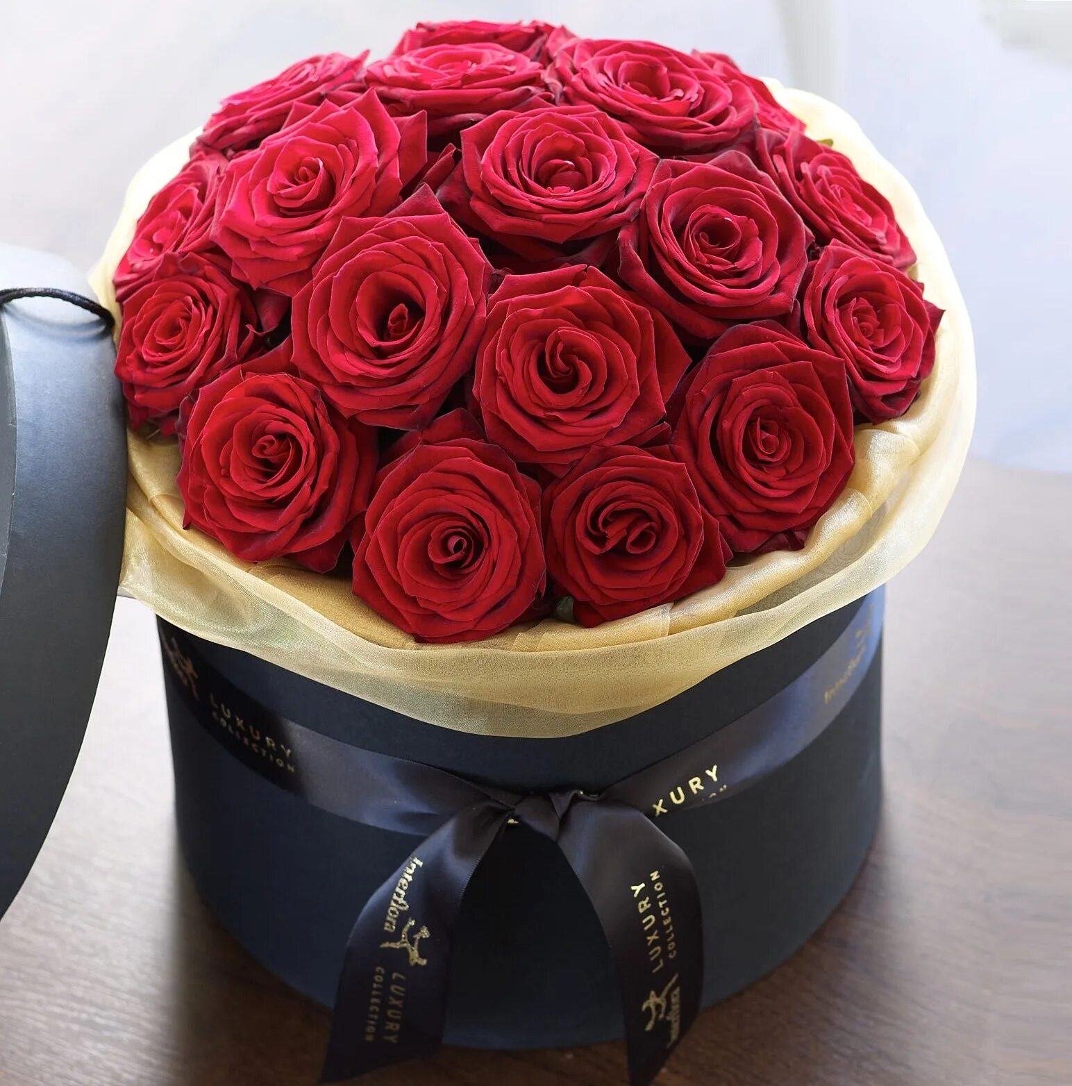 Angeline flowers. Шикарный букет в коробке. Розы в коробке. Розы в круглой коробке. Шикарные цветы в коробке.
