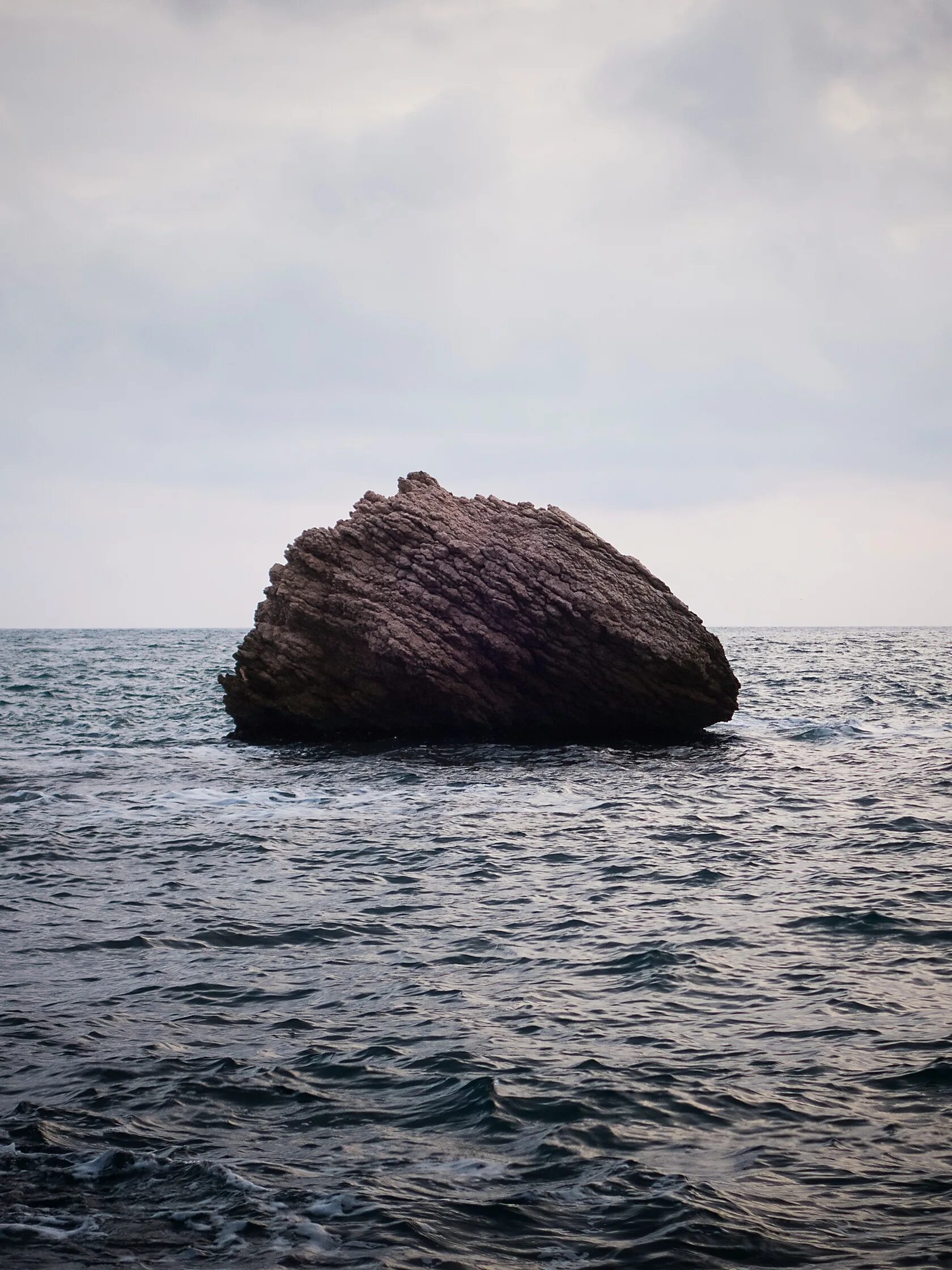 Камень посреди моря. Огромные камни в море. Огромная скала в море. Камень в океане. Долями подводные камни