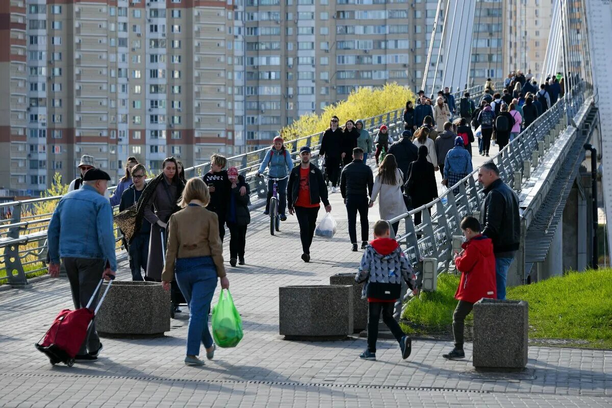 Выходные в мск. Москва люди. 9 Мая Москва. Празднование 9 мая. 1 Мая Москва.