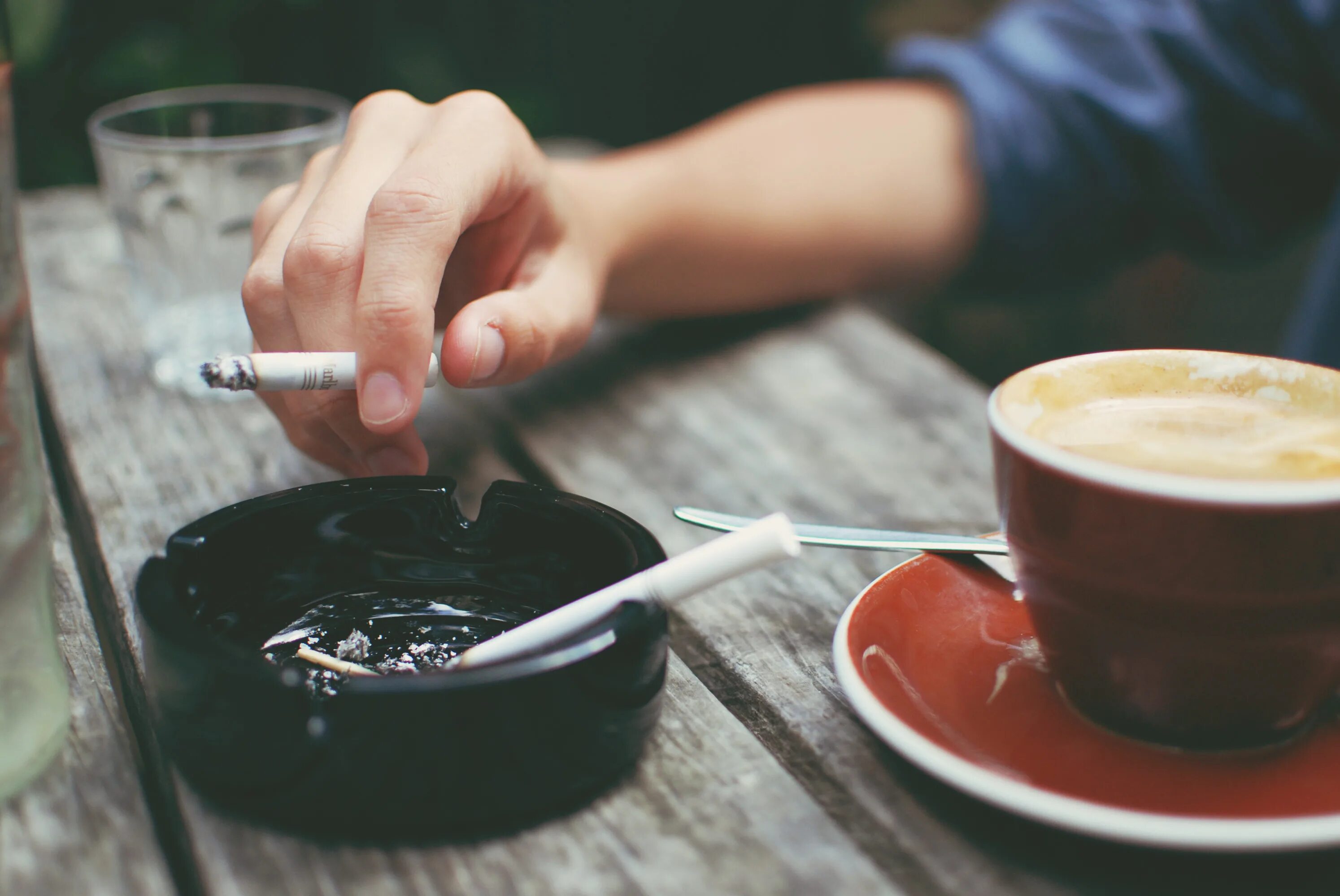 Обед чашка. Кофе и сигареты. Чашка кофе и сигарета. Утро кофе сигарета. Кружка кофе и сигарета.