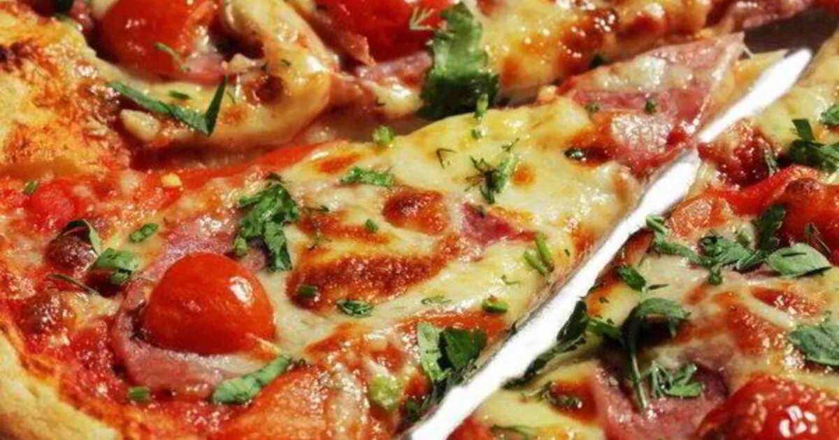 Домашняя пицца на тонком тесте рецепт. "Пицца". Пицца на тонком тесте. Итальянская пицца. Настоящая итальянская пицца тонкая.