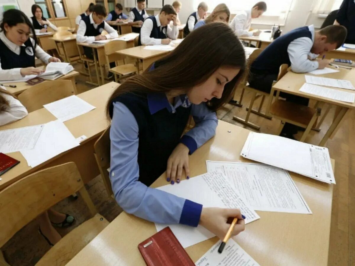 Сдам огэ впр. Экзамен в школе. школьники в школе экзамены. огэ школьники. выпускной экзамен в школе.